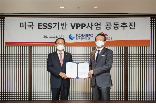 박형구 중부발전 사장(왼쪽)과 유정준 SK E&S 사장이 ESS 기반의 VPP 사업 공동추진계약을 체결하고 기념촬영을 하고 있다. (제공: 한국중부발전) ⓒ천지일보 2020.11.16