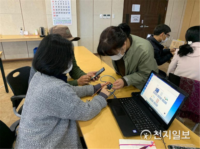 순창군농업기술센터가 농업인 대상으로 스마트팜 교육을 진행하고 있다. (제공: 순창군) ⓒ천지일보 2020.11.16