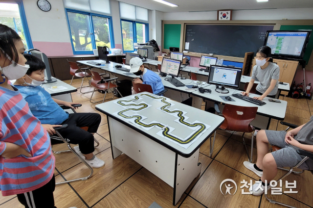 순창군 관내 초등학교 학생들이 ‘학교 밖 생활과학교실’ 프로그램을 체험하고 있다. (제공: 순창군) ⓒ천지일보 2020.11.17