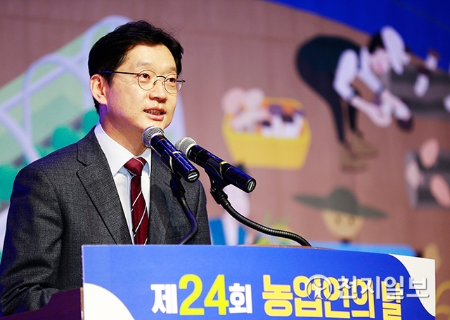 지난 25일 창원 컨벤션센터에서 열린 ‘경남 먹거리 2030 혁신전략비전 선포식’에서 김경수 지사가 발언하고 있다. (제공: 경남도) ⓒ천지일보 2019.11.26