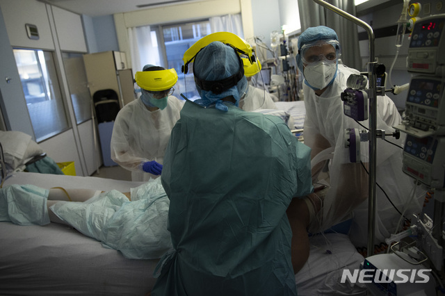 [리에주=AP/뉴시스]21일(현지시간) 벨기에 리에주의 CHR 시타델르 병원 중환자실에서 의료진이 코로나19 환자를 치료하고 있다.