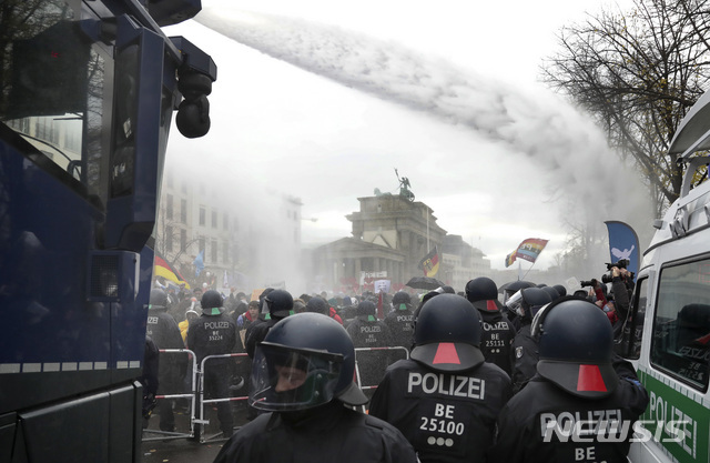 독일 수도 베를린에서 5000여명이 모여 신종 코로나바이러스 감염증(코로나19) 관련 봉쇄 반대 시위를 벌이고 있는 가운데 경찰은 마스크 착용 등 방역지침을 지키지 않은 시위대를 해산시키기 위해 물대포를 쏘고 있다. (출처: AP=뉴시스)