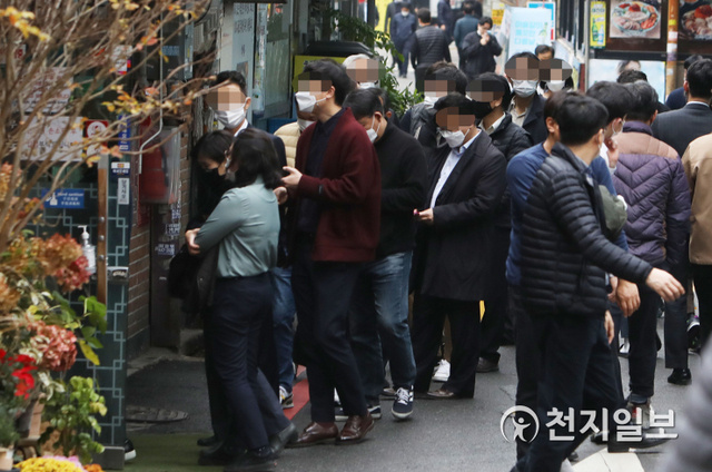 [천지일보=남승우 기자] 신종 코로나바이러스 감염증(코로나19) 신규 확진자가 300명대를 넘어선 18일 서울 중구 무교동에서 직장인들이 점심식사를 하기 위해 한 식당 앞에 줄을 서서 기다리고 있다. 정부는 내일부터 수도권 지역의 사회적 거리두기 단계를 1.5 단계로 상향 조정하기로 결정했다. ⓒ천지일보 2020.11.18
