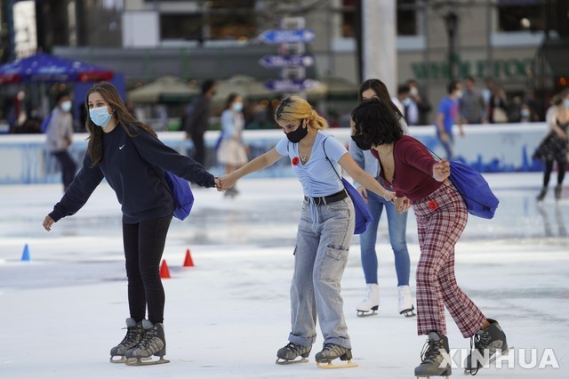 지난 9일(현지시간) 미국 뉴욕의 야외 아이스링크장에서 시민들이 스케이트를 즐기고 있다. (출처: 뉴시스)