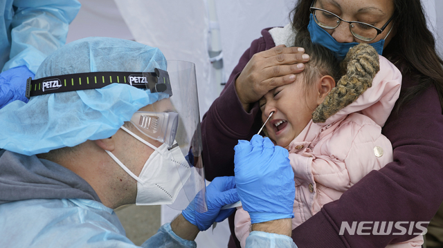 킴 타피아는 3살짜리 손녀 아마리아 루케로를 데리고 솔트레이크시티에 있는 코로나19 진료소에서 검사를 받고 있다. (출처: 뉴시스)
