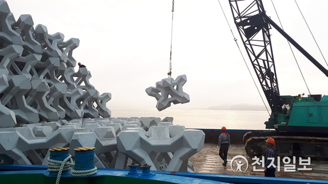 무안군 망운면 탄도해역에 방사형 인공어초를 투하하는 모습. (제공: 무안군) ⓒ천지일보 2020.11.19