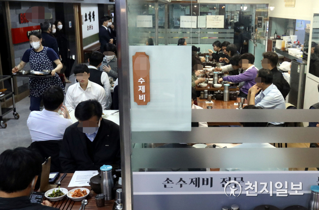 [천지일보=남승우 기자] 수도권 지역의 사회적 거리두기가 1.5단계로 격상된 19일 서울 광화문 인근 식당가에서 직장인들이 점심식사를 하고 있다. 이날 신종 코로나바이러스 감염증(코로나19) 신규 확진자는 이틀 연속 300명대를 넘어섰다. ⓒ천지일보 2020.11.19