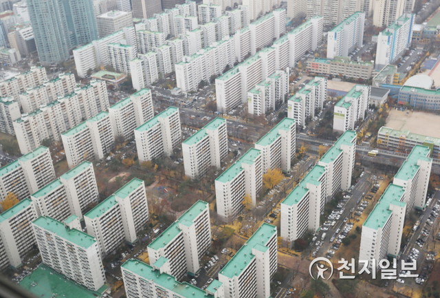 [천지일보=남승우 기자] 정부가 전세난 해소를 위해 향후 2년간 전국 11만 4000호, 수도권 7만호, 서울 3만 5000호 규모의 임대주택을 공급하기로 했다. 내년부터 중산층 가구도 거주할 수 있는 30평형대 중형 공공임대가 본격 조성된다. 2025년까지 6만3천가구를 확충하고 이후에는 매년 2만가구씩 공급한다. 국토교통부와 기획재정부, 서울시는 19일 정부서울청사에서 이같은 내용을 골자로 한 ‘서민·중산층 주거안정 지원 방안’을 발표했다. 사진은 이날 오후 서울 여의도 63아트에서 바라본 도심 아파트단지. ⓒ천지일보 2020.11.19