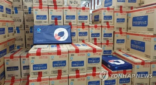 마트노조가 공개한 손잡이 없는 명절 선물상자. (출처: 연합뉴스)