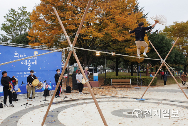 [천지일보 진주=최혜인 기자] 1일 오후 경남 진주시 신안동 남강변 공원에서 열린 ‘찾아가는 버스킹 공연 희망예술제’에서 지역의 청년예술가단체가 아슬아슬한 줄타기를 선보이고 있다. ⓒ천지일보 2020.11.1