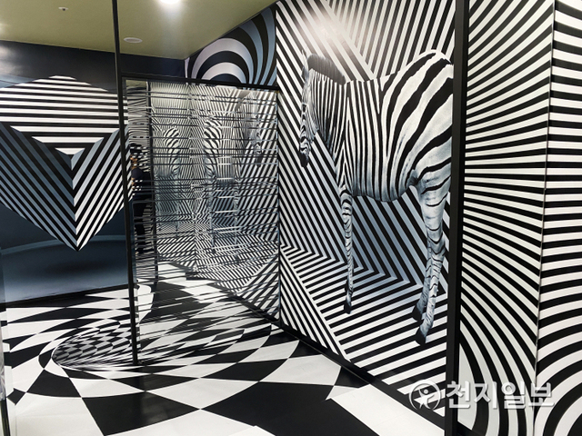 별별뮤지엄 ‘무채색의 공간’ 모습. 뮤지엄은 10개의 빈 점포에 전시·체험공간 등 다양한 이색주제관이 준비돼있다. (제공: 진주시) ⓒ천지일보 2020.8.6