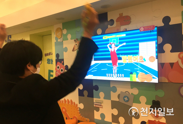 [천지일보=손지하 기자] 아이들이 실내에서 즐길 수 있는 율동 게임 ‘U+tv 생생댄스’가 재생되고 있다. ⓒ천지일보 2020.11.20