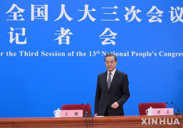 [ 베이징=AP/뉴시스] 왕이 중국 외교 담당 국무위원 겸 외교부장이 24일 베이징 인민대회당에서 외교정책, 미중 관계 등에 관한 기자회견을 시작하기 전 자신의 자리를 향해 걸어가고 있다. 2020.05.24