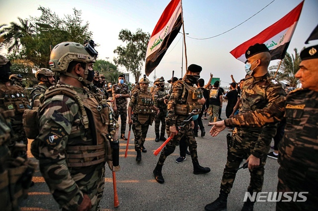 15일(현지시간) 이라크 바스라에서 보안군이 자유 총선을 요구하는 반정부 시위대의 의회 청사 진입을 막고 있다. 2020.09.16. (출처: 뉴시스)