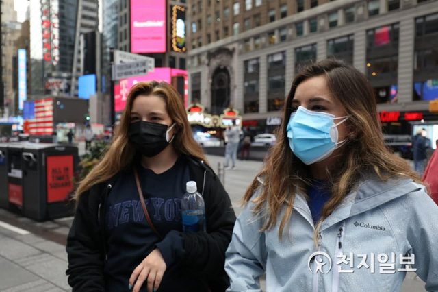 마스크를 착용한 미국 뉴욕시 시민들. ⓒ천지일보DB