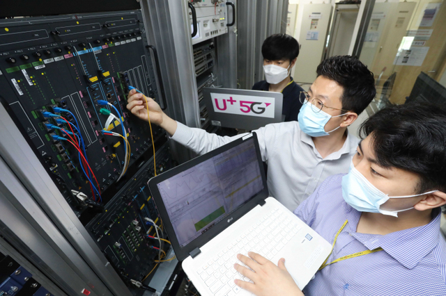 유비쿼스 관계자가 LG유플러스에 공급하는 10기가 인터넷 장비를 점검하고 있다.