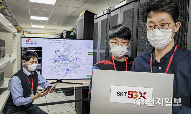 SK텔레콤 연구원들이 지난 20일 분당에 위치한 5GX 기술그룹Lab에서 ‘차세대 코어망’의 기술과 장비 성능을 시험하고 있다. (제공: SK텔레콤) ⓒ천지일보 2020.11.22