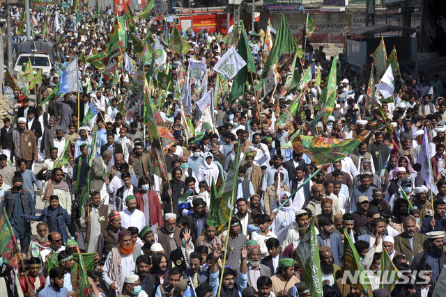 [퀘타=AP/뉴시스]30일(현지시간) 파키스탄 퀘타에서 이슬람교도들이 선지자 무함마드의 생일을 축하하는 마울리드 모임에 참석하고 있다.