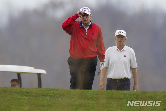 도널드 트럼프 미국 대통령이 21일(현지시간) 버지니아주 스털링의 트럼프 내셔널 골프클럽에서 골프를 치고 있다(출처: 뉴시스)