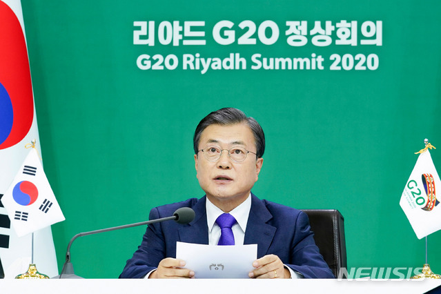 문재인 대통령이 22일 청와대에서 2020년 G20 화상 정상회의(2일차)에 참석해 제2세션의 주제인 '포용적·지속가능·복원력 있는 미래'와 관련 의제 발언을 하고 있다. 2020.11.23. (출처: 뉴시스)