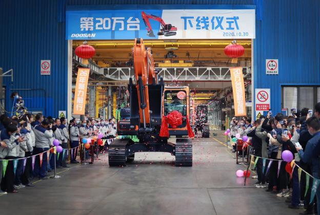 중국 옌타이에 위치한 두산인프라코어 중국법인이 설립 26년 만에 굴착기 누적생산 20만대를 돌파하고 지난달 30일 생산기념식을 열었다. (제공: 두산인프라코어)