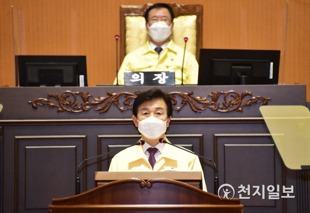23일 오후 2시 진주시의회에서 열린 제225회 정례회 1차 본회의에서 조규일 시장이 2021년도 시정운영방향과 예산안 내용을 발표하고 있다. (제공: 진주시) ⓒ천지일보 2020.11.23