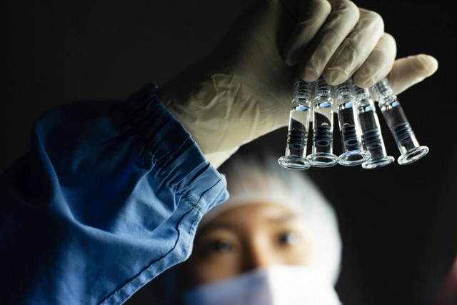 SK바이오사이언스 연구원이 백신 개발을 위한 R&D를 진행하고 있다. (출처: SK바이오사이언스)