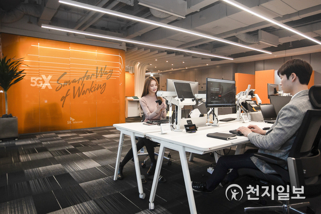 ‘워크 애니웨어’ 문화 도입으로 직원들이 원하는 시간과 장소에 맞춰 공유 오피스에서 근무하고 있다. (제공: SK텔레콤) ⓒ천지일보 2020.11.24