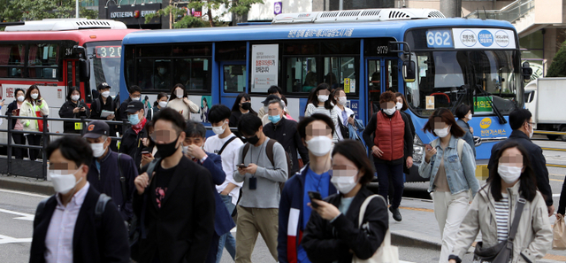 마스크 착용 의무화 시행 첫 날인 13일 오전 서울 구로구 신도림역 버스정류장에서 시민들이 출근길을 서두르고 있다. ⓒ천지일보DB