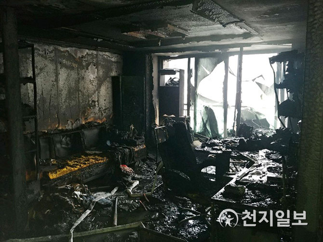 24일 부산의 한 아파트에서 불이 났다. 사진은 불 타버린 아파트 내부 모습. (제공: 부산경찰청) ⓒ천지일보 2020.11.24