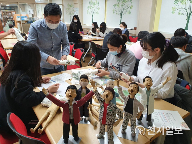 광주 일동중학교 학생·교직원들이 지난 24일 도서관에서 5.18민주화운동을 형상화하는 닥종이 인형 제작에 참여하고 있다. (제공: 광주시교육청) ⓒ천지일보 2020.11.25