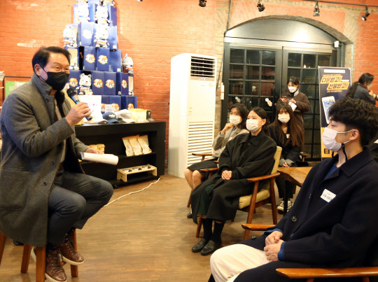 최태원(왼쪽 첫번째) SK그룹 회장이 지난 24일 전북 군산시 영화동에 있는 창업지원센터인 ‘로컬라이즈 타운’에 방문해 청년 창업가들과 대화하고 있다. (제공: SK)