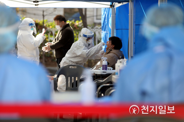 [천지일보=남승우 기자] 신종 코로나바이러스 감염증(코로나19) 신규 확진자가 382명으로 집계된 25일 오전 서울 동작구청 주차장에 마련된 현장 선별진료소에서 시민들이 코로나19 검사를 받고 있다. ⓒ천지일보 2020.11.26