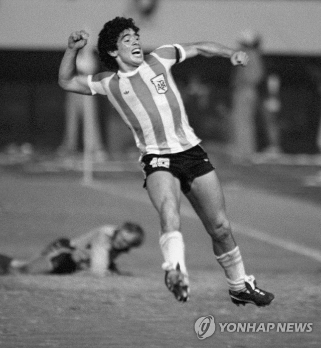1979년 9월 7일 일본 도쿄의 국립경기장에서 열린 세계청소년축구선수권대회 소련전 후반 35분에 아르헨티나 대표팀의 디에고 마라도나(당시 19살)가 프리킥을 골로 연결한 뒤 뛰어올라 환호하고 있다. (출처: 연합뉴스)