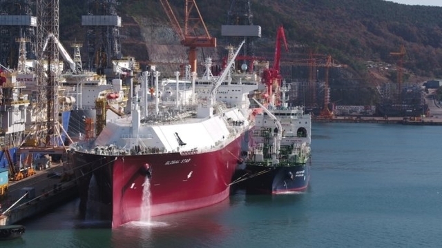 대우조선해양 옥포조선소에서 전세계 조선업계 최초로 선박 대 선박 LNG 선적작업이 이뤄졌다. (제공: 대우조선해양)
