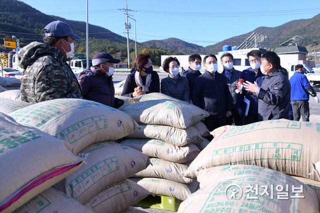 권오봉 여수시장 등 관계자들이 지난 24일 2020년산 공공비축미곡 현장을 살펴보고 있다. (제공: 여수시) ⓒ천지일보 2020.11.26