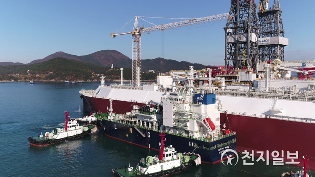 한국가스공사가 26일 대우조선해양 옥포조선소에서 세계 최초 ‘STS(Ship to Ship, 선박 간) LNG 선적 실증 테스트’를 성공적으로 마쳤다. SM JEJU LNG 2호(제주 2호선). (제공: 한국가스공사) ⓒ천지일보 2020.11.26