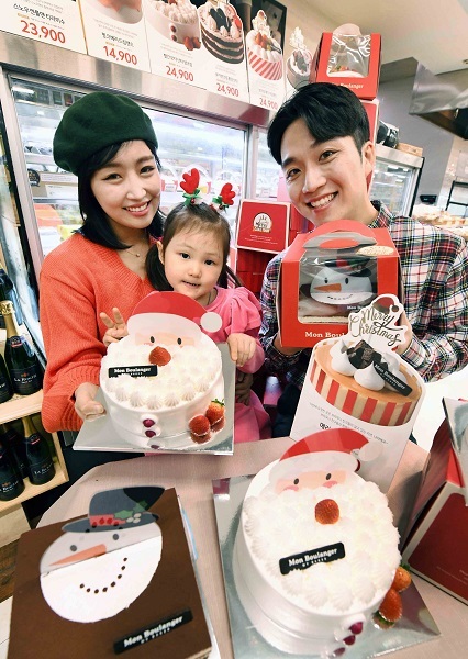 26일 홈플러스 강서점에서 커플과 아동모델이 함께 몽블랑제 크리스마스 케이크를 선보이고 있다. (제공: 홈플러스)