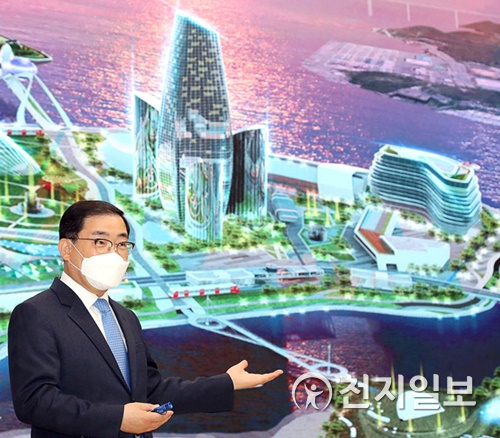 허성무 창원시장이  마산해양신도시 스마트기술 기반 세계적 감성도시를 소개하고 있다.(제공=창원시)ⓒ천지일보 2020.11.26