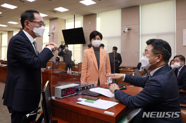 윤호중 법제사법위원장과 백혜련 더불어민주당 간사, 김도읍 국민의힘 간사가 26일 서울 여의도 국회에서 열린 법사위 전체회의에서 대화를 하고 있다. (출처: 뉴시스)