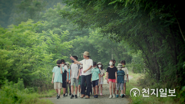 농촌유학 성공모델인 강진옴천초등학교가 옴냇골산촌유학센터 운영을 통해 폐교 위기를 딛고 당당하게 아이들의 미래를 열어주고 있다. 사진은 마을 주변 숲을 찾아 체험학습 하는 모습. (제공: 전남교육청) ⓒ천지일보 2020.11.27