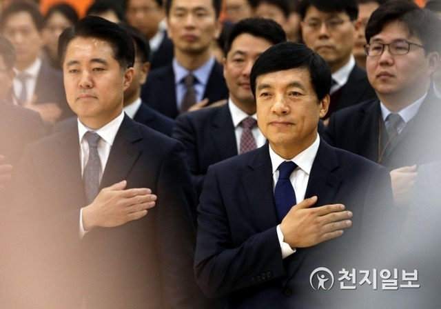 [천지일보=남승우 기자] 이성윤 신임 서울중앙지방검찰청장이 13일 오전 서울 서초구 서울중앙지방검찰청 누리홀에서 열린 취임식에서 국민의례를 하고 있다. ⓒ천지일보 2020.1.13