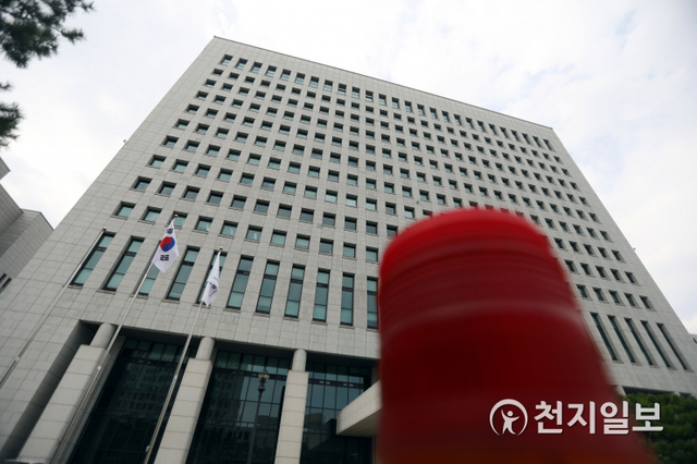 [천지일보=남승우 기자] 이른바 ‘검언유착’ 의혹 사건 수사를 두고 법무부와 대검찰청의 갈등이 고조되고 있다. 이런 가운데 추미애 법무부 장관의 수사 지휘에 대응하기 위해 지난 3일 전국 검사장 회의가 열렸고, 윤석열 검찰총장은 회의 결과를 오는 6일까지 보고 받고 최종 입장을 정할 것으로 보인다. 사진은 이날 오후 서울 서초구 대검찰청의 모습. ⓒ천지일보 2020.7.5