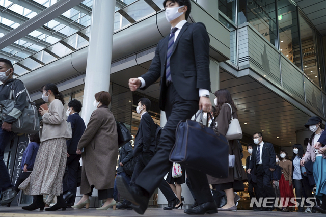 20일 일본 도쿄의 한 지하철역 통로가 코로나19 확산 방지를 위해 마스크를 쓰고 출근하는 사람들로 붐비고 있다(출처: 뉴시스)