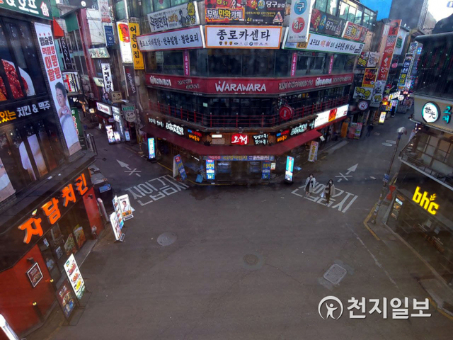 [천지일보=남승우 기자] 신종 코로나바이러스 감염증(코로나19) 신규 확진자가 사흘째 500명대를 기록하며 사회적 거리두기 2.5단계 격상이 임박한 가운데 28일 서울 종로구 젊음의 거리 일대가 한산한 모습을 보이고 있다. ⓒ천지일보 2020.11.28