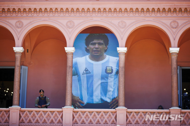 [부에노스아이레스=AP/뉴시스] 26일(현지시간) 아르헨티나 부에노스아이레스의 대통령궁 발코니에 디에고 마라도나의 대형 포스터가 걸려 있다. 마라도나는 그의 부모님이 안장된 베야비스타 공원묘지에 묻힌다. 2020.11.27.