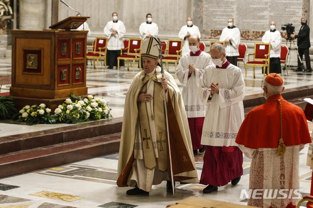 [바티칸= AP/뉴시스]  28일 13명의 새 추기경을 임명한 뒤 성베드로 성당의 서품식장을 떠나는 프란치스코 교황과 추기경들.