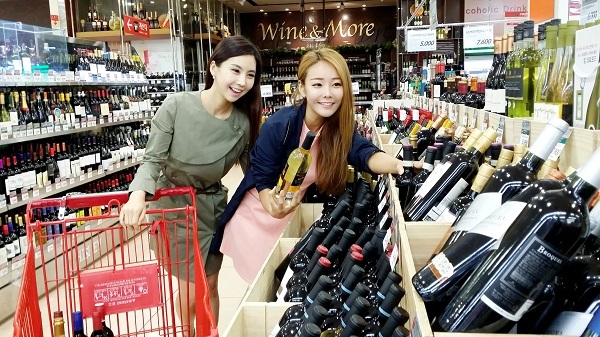 롯데마트 서울역점 와인매장에서 와인을 고르는 있다. (제공: 롯데쇼핑)
