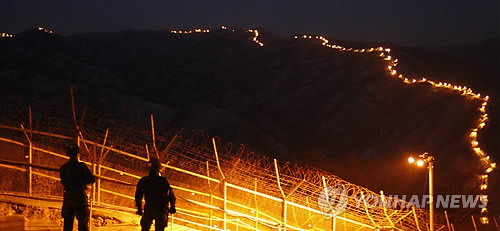 남북 대립의 상징인 중부전선 휴전선의 야간 경계 모습. (사진출처: 연합뉴스)