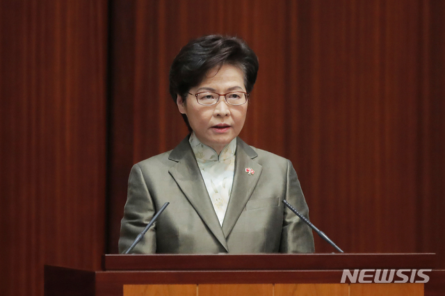 캐리람 홍콩 행정장관이 25일 홍콩 입법회에서 시정연설을 하고 있다. 람 장관은 수개월에 걸친 정치적 불안정 이후 새로운 국가보안법이 